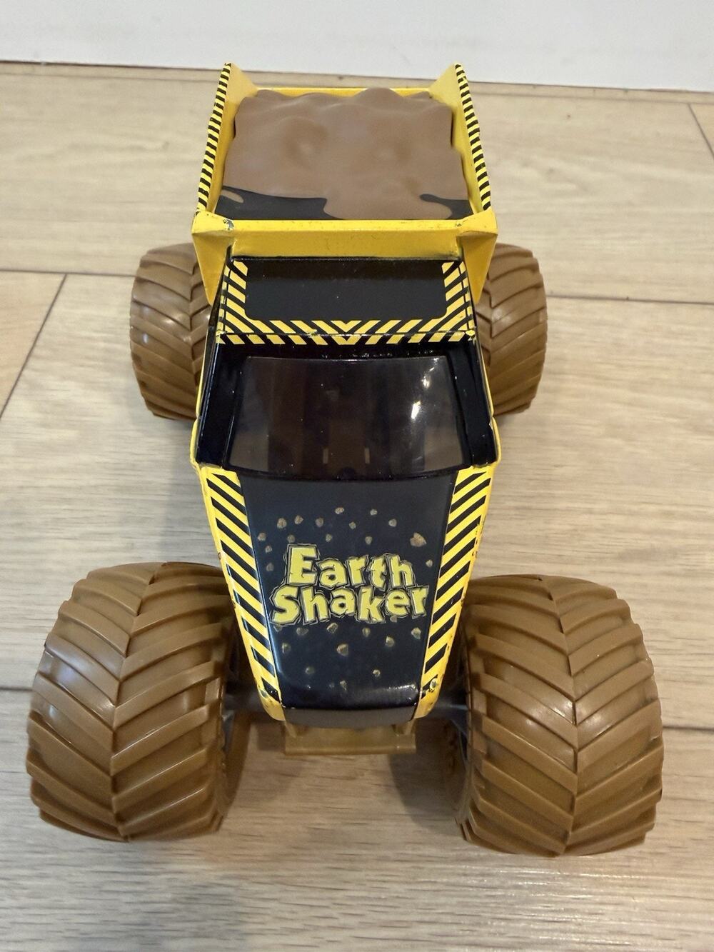 Monster Jam Earth Shaker Diecast Toy Truck Yellow Brown 1:24 Scale Dump Truck